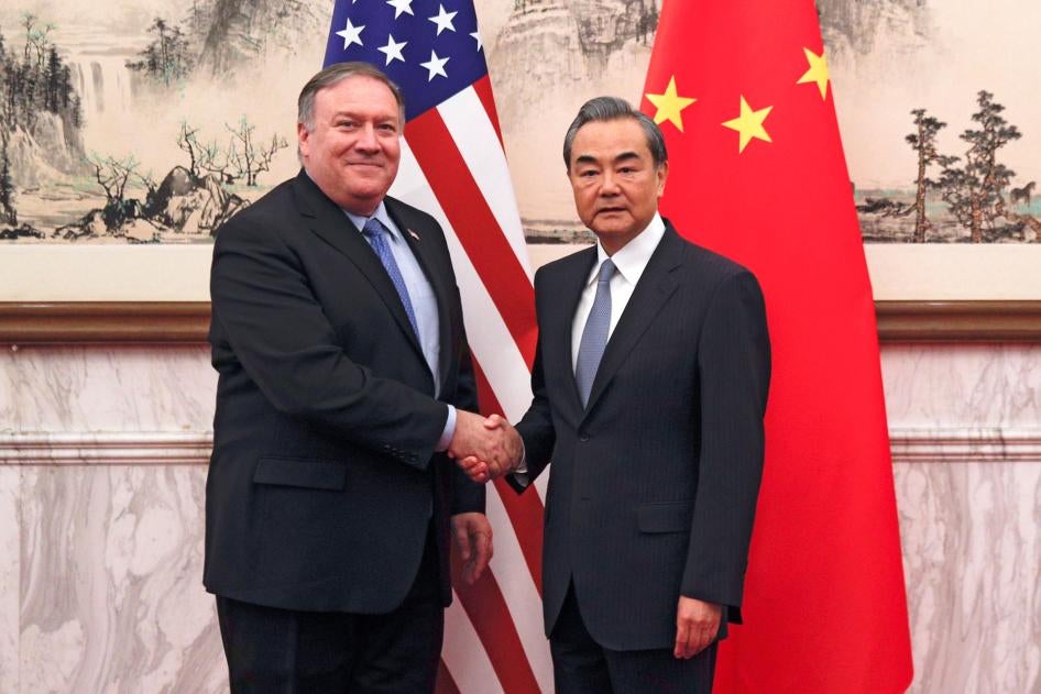 美国国务卿蓬佩奥（左）与中国外交部长王毅在北京钓鱼台国宾馆会晤，2018年10月8日。