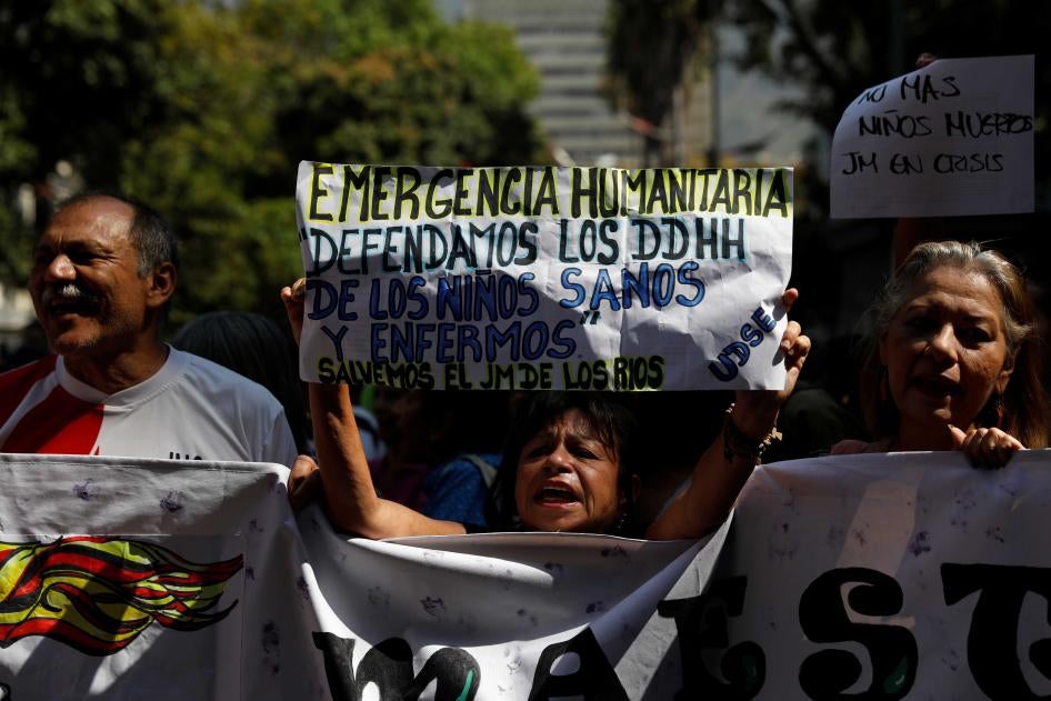 Manifestantes protestan falta de medicinas en las afueras del hospital de niños JM de los Ríos en Caracas, Venezuela, 12 de marzo 2020.