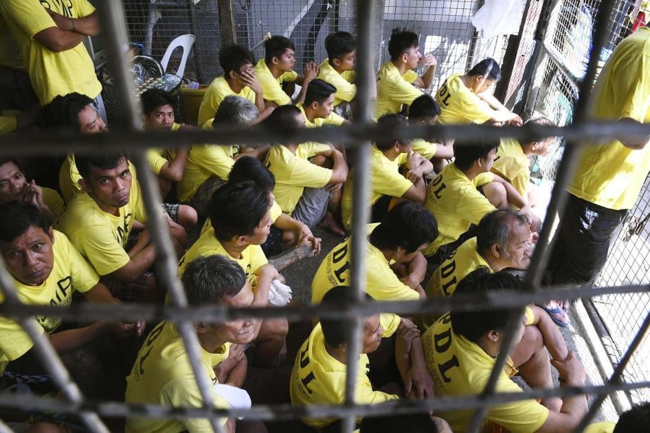 سجناء يجلسون في سجن مكتظ في مانيلا، الفلبين، فبراير/شباط 2019. © 2019 كيودو عبر أسوشيتد برس