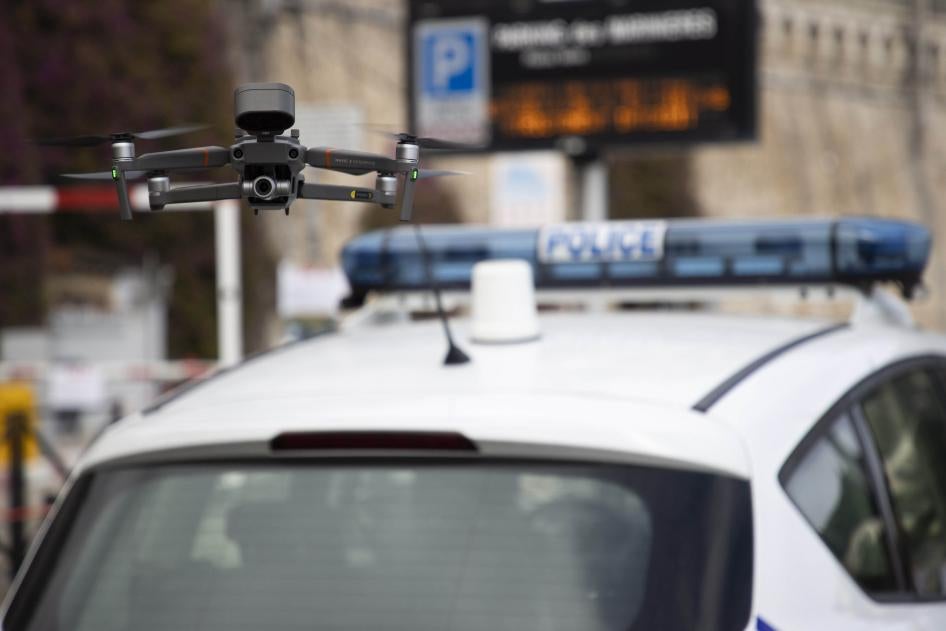 Ce drone de surveillance (marque « Drone 06 »), visible devant un véhicule de police, était utilisé pour contrôler l’application des mesures de quarantaine à Villefranche-sur-Mer dans le sud de la France, le 27 mars 2020.