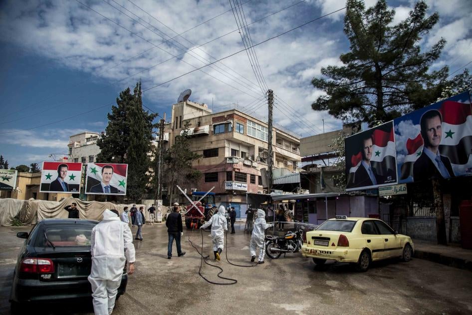 Le 24 mars 2020, des agents de santé désinfectaient une rue de la ville de Qamishli, située dans le nord-est de la Syrie et contrôlée par le gouvernement , dans le cadre des mesures prises face au Covid-19.