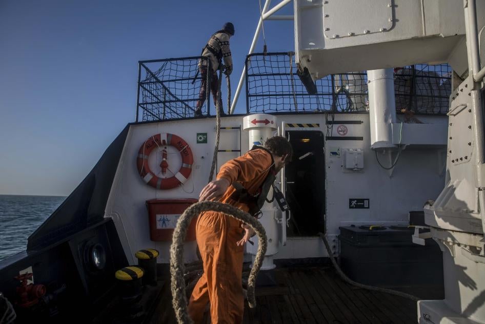 Membri dell'equipaggio lavorono sulla nave di salvataggio Alan Kurdi, gestita dall’onlus tedesco Sea Eye.