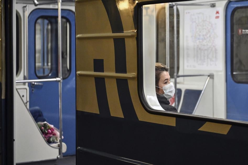 Женщина в маске сидит в вагоне поезда метро во время режима самоизоляции в связи со вспышкой коронавируса, Москва, апрель 2020.