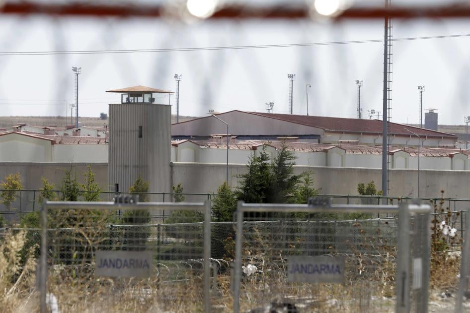 Binlerce siyasi mahpus, İstanbul'daki geniş Silivri kampüs hapishanesinde tutuluyor. 