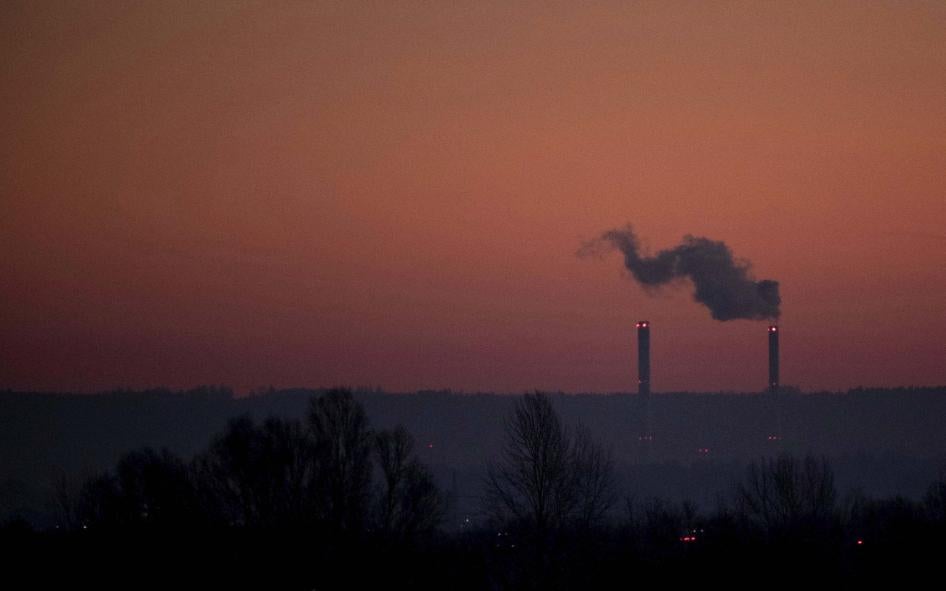 Chimeneas de una central energética a carbón poco antes del amanecer en Alemania.  AP Images