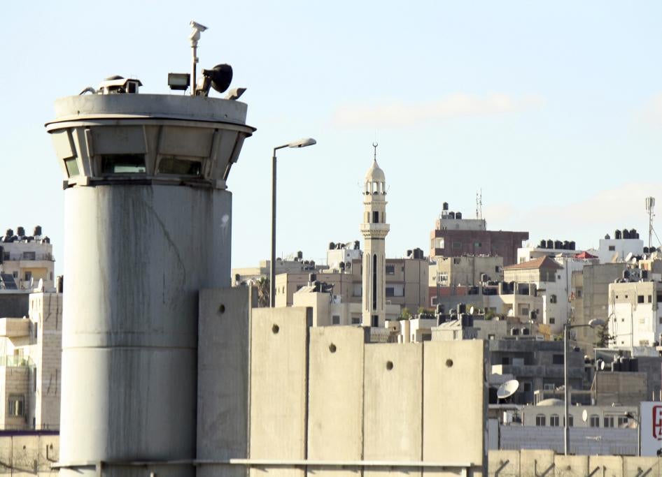 מגדל שמירה של הצבא הישראלי במחסום קלנדיה, החוצץ בין מזרח ירושלים לרמאללה בשטח הפלסטיני הכבוש.  