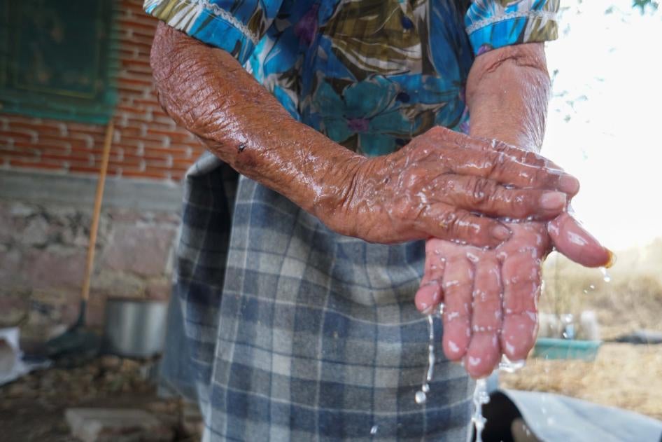 Une femme appartenant à la communauté zapotèque dans l'État d'Oaxaca, au Mexique, se lave les mains après avoir écouté une émission de radio locale qui préconisait cette mesure, tout comme la distanciation sociale, face au risque de COVID-19.