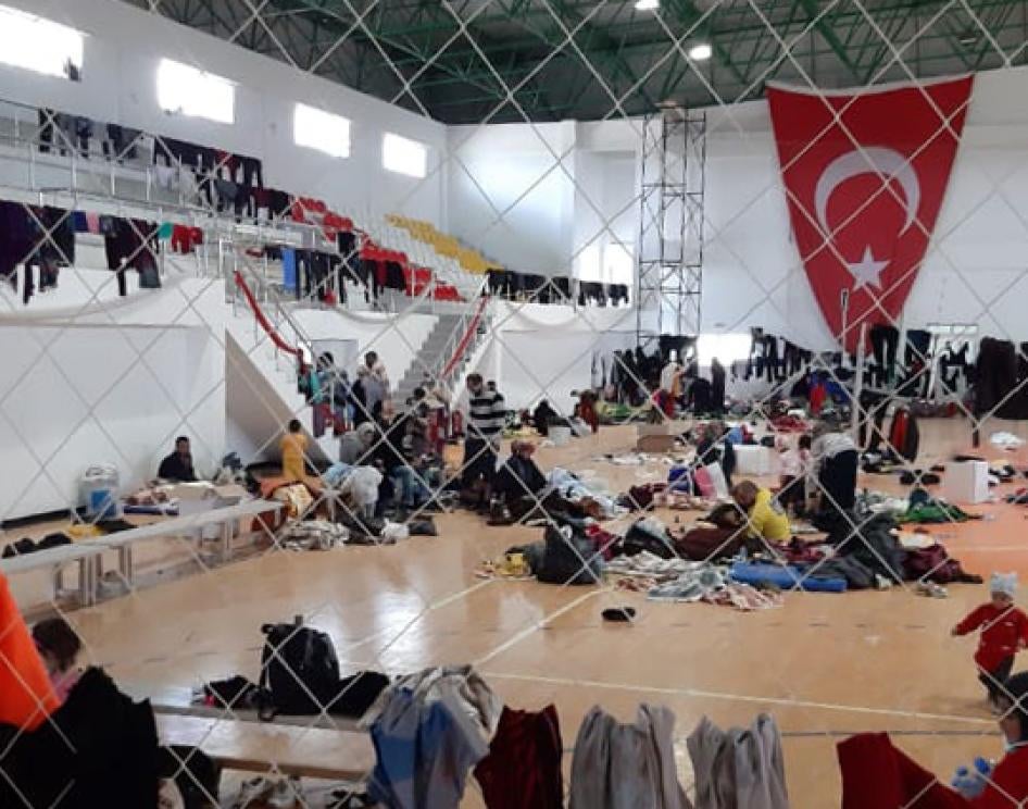 175 Suriyeli sığınmacı, alıkonuldukları apartmanlara nakledilmeden önce iki gün boyunca Kuzey Kıbrıs Türk tarafının kontrolündeki bir spor salonunda tutuldular. Fotoğraf Mart 2020'de çekildi.