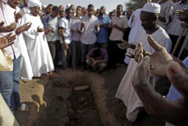 Des Soudanais prient lors de l’enterrement de Salah Sanhouri, 26, ans, tué le 27 septembre 2013 par des membres des forces de sécurité lors de la répression violente de manifestations contre la levée des subventions pour le carburant et les denrées alimen