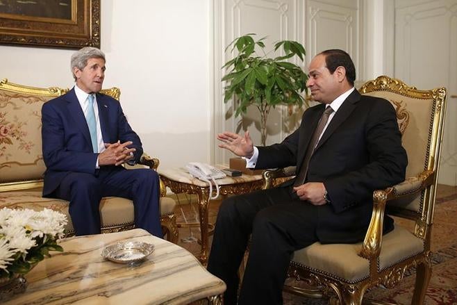 Le Secrétaire d'État américain John Kerry et le président égyptien Abdel Fattah al-Sissi.