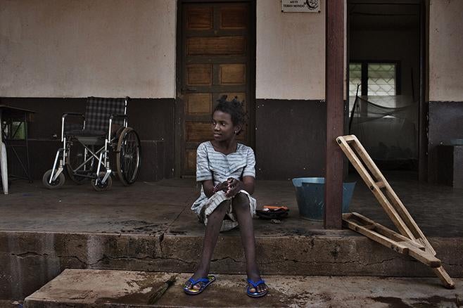 Hamamatou, une jeune fille de 13 ans survivante de la polio, a été abandonnée par sa famille après l’attaque de leur village par des forces anti-balaka. Son frère a tenté de la porter pour la mettre à l’abri, mais épuisé, il a dû la laisser sous un arbre.
