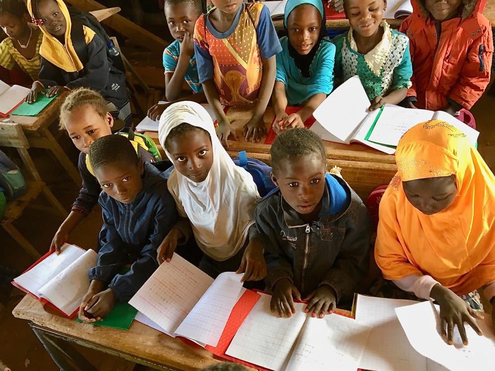 Schülerinnen und Schüler sitzen zu fünft an einem Tisch für zwei in völlig überfüllten Klasse mit bis zu 125 Schülern in einer Grundschule in Kaya. Dort leben Zehntausende Binnenvertriebene der Region Centre-Nord, Burkina Faso, 29. Januar 2020