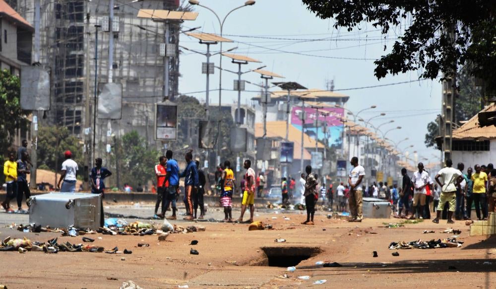 Les forces de sécurité et des manifestants s’affrontent à Conakry, la capitale de la Guinée, le 22 mars 2020, lors d'un référendum constitutionnel dont les résultats ont ouvert la voie au président Alpha Condé pour briguer un troisième mandat.