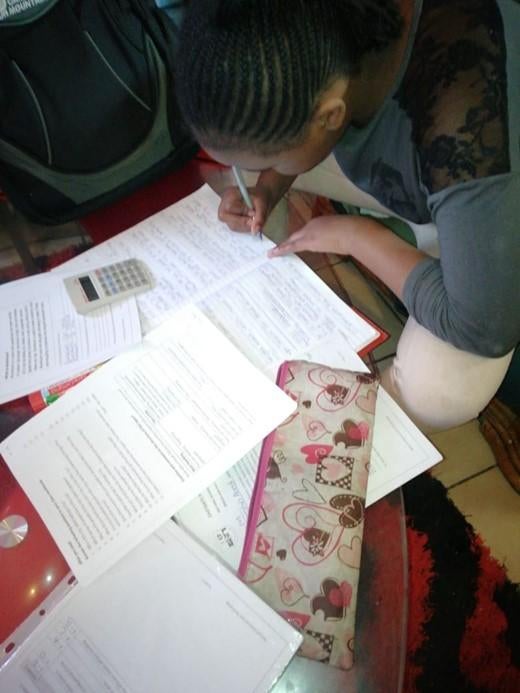 Keshia termine ses devoirs dans le domicile de sa famille à Johannesburg, en août 2020.