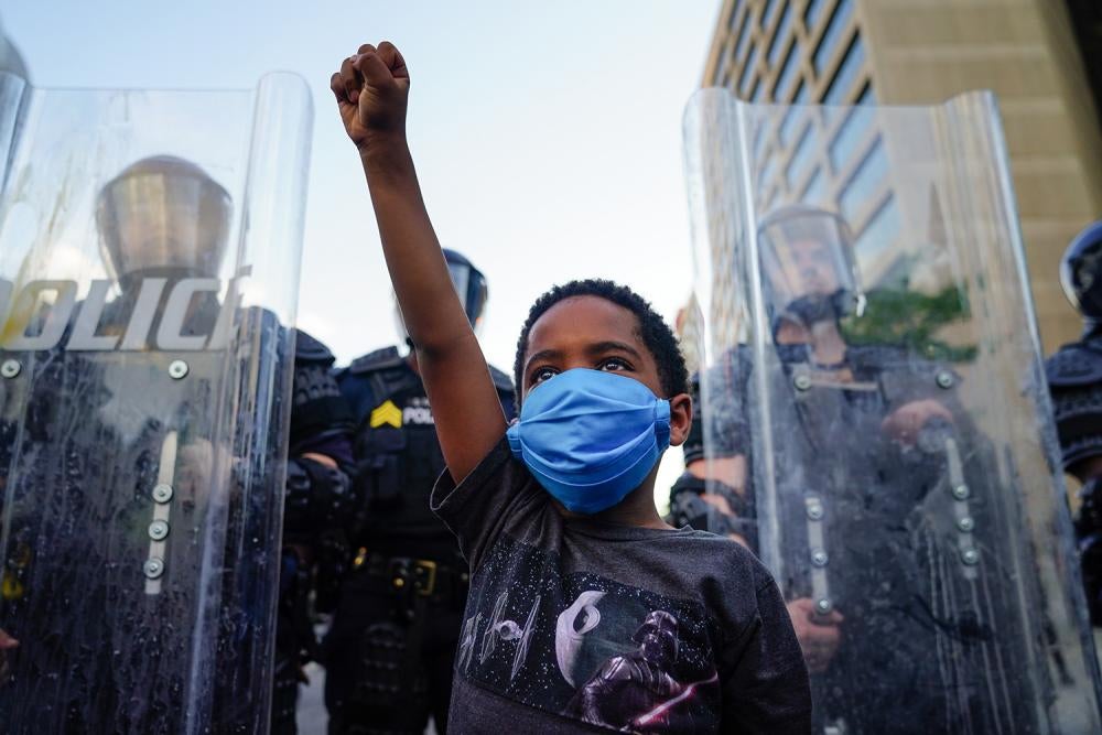Un jeune garçon lève son poing lors d'une manifestation à Atlanta, capitale de l’État de Géorgie aux États-Unis, le 31 mai 2020.