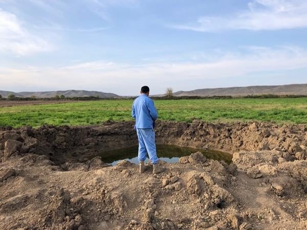 ANAMA əməkdaşı 5 oktyabr 2020-ci il tarixində Füzuli rayonunun Babi kəndi yaxınlığında yerləşən tarlada Scud B operativ-taktiki raketinin vurulması nəticəsində yaranmış kraterin kənarında görünür.