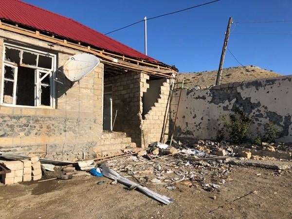В результате артобстрела села Гашалты 27 сентября 2020 г. погибли пятеро членов семьи Курбановых. На фото – их дом. 