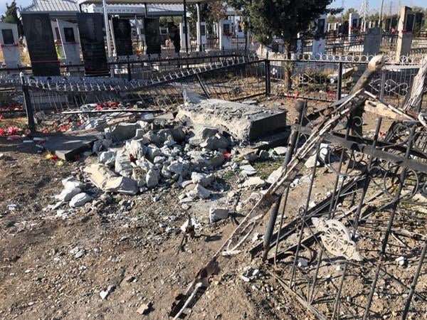A damaged Место попадания снаряда по городскому кладбищу Тертера 10 октября 2020 г., в результате которого погибли четыре человека и были ранены еще четверо, приехавшие на похороны (все гражданские). 