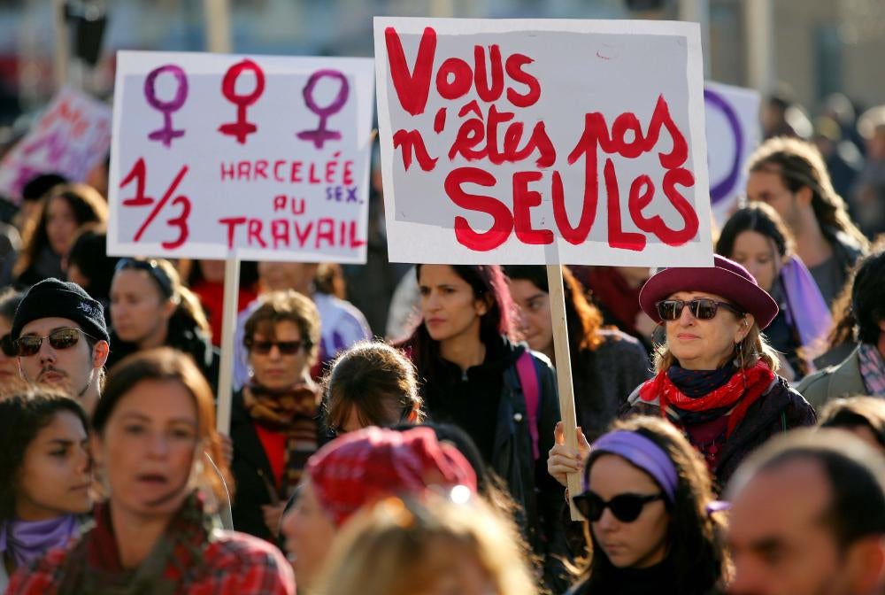 Ces femmes participaient à une manifestation contre les violences sexistes à Marseille, le 24 novembre 2018. Parmi les messages sur les banderoles : « Vous n'êtes pas seules » et « 1/3 [une femme sur trois] harcelée au travail ». Marseille, France, November 24, 2018. The banners read "You are not alone" and "harassed at work."