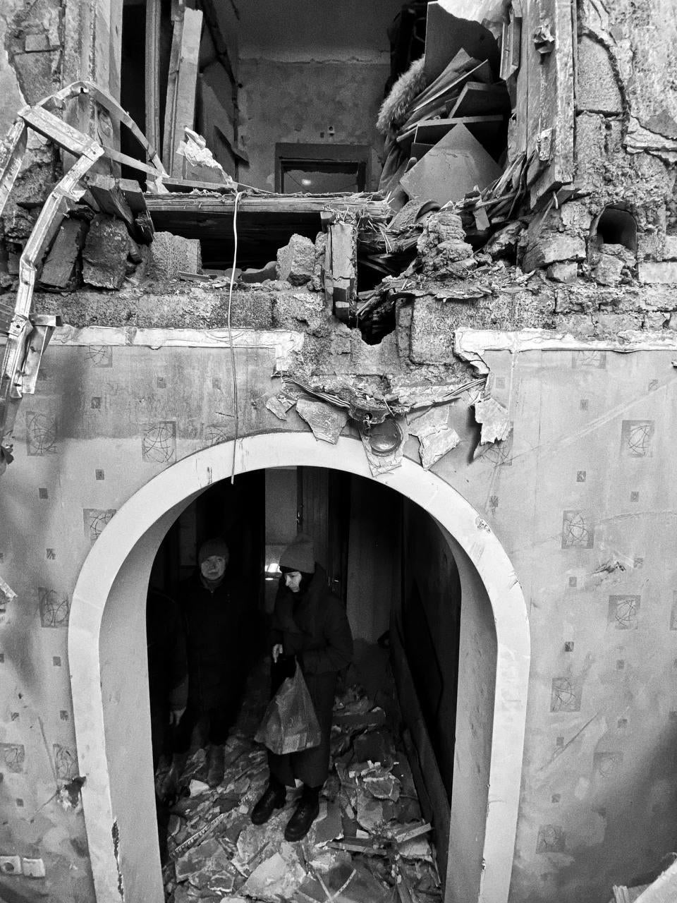 Разрушенные дома на улице Итальянской в Мариуполе, 13 марта 2022 года.