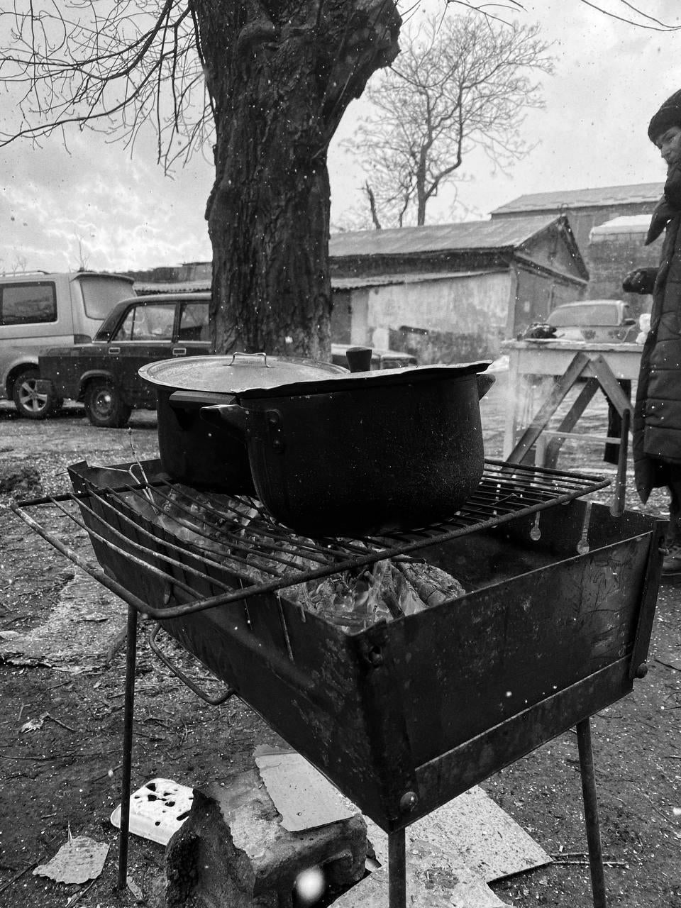 Жители Мариуполя готовят еду на открытых кострах на проспекте Мира 6 марта 2022 года из-за того, что город лишился газа и электричества.