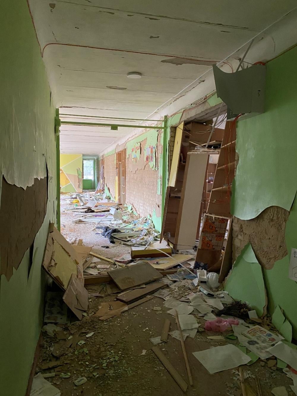 Пошкодження, завдані школі № 21 в місті Чернігів внаслідок атаки Росії 3 березня 2022 року, 19 квітня 2022 року. 