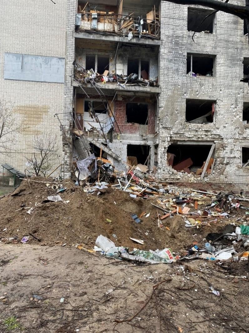 Вирва від вибуху і пошкодження житлових будинків внаслідок атаки Росії 3 березня 2022 року на вулиці Чорновола, місто Чернігів, 19 квітня 2022 року.