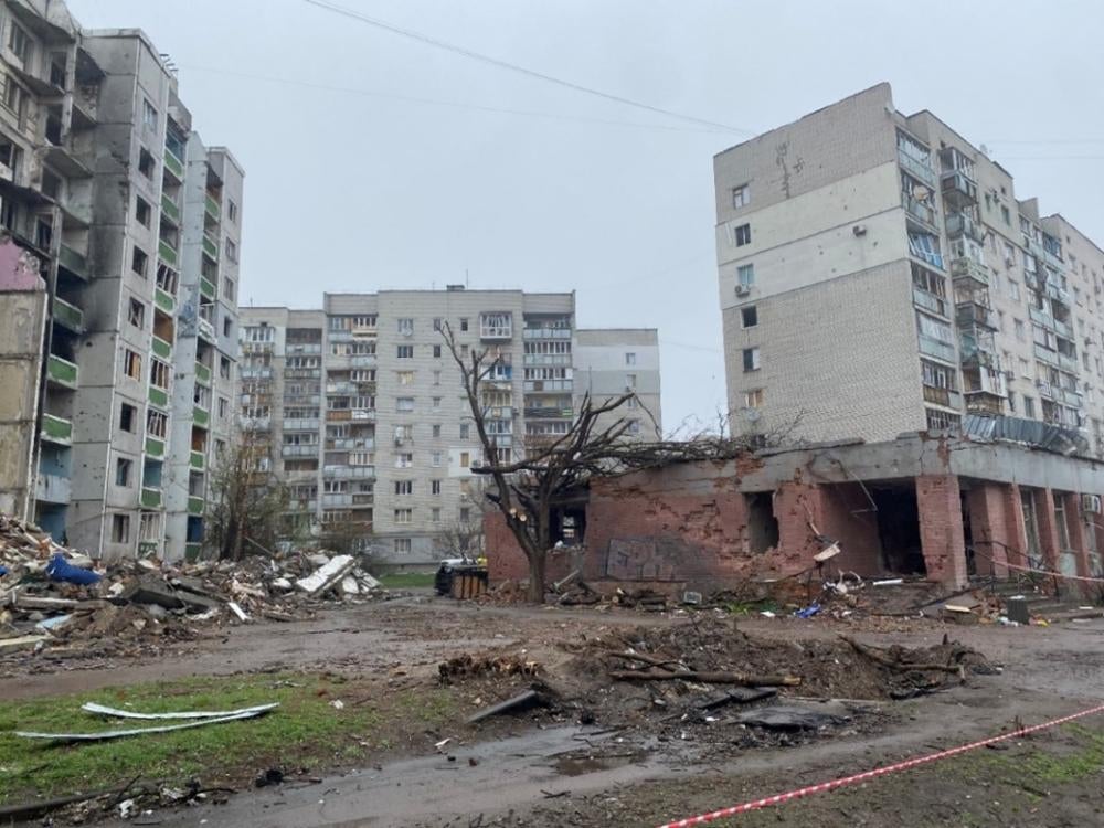Пошкодження житлових будинків внаслідок атаки російськими некерованими авіаційними бомбами 3 березня 2022 року на вулиці Чорновола, місто Чернігів, 19 квітня 2022 року. 