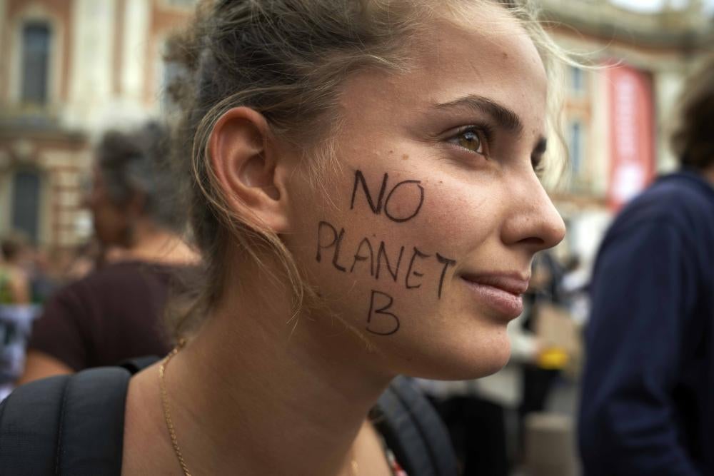 Cette jeune femme participait à une manifestation au sujet du changement climatique à Toulouse, le 23 septembre 2022. 