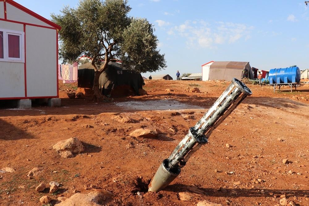 La parte de la carga vacía de un cohete de munición de racimo de la serie 9M27K en el campamento de la Estación de Agua en Kafr Ruhin, gobernación de Idlib, noroeste de Siria, el 6 de noviembre de 2022.