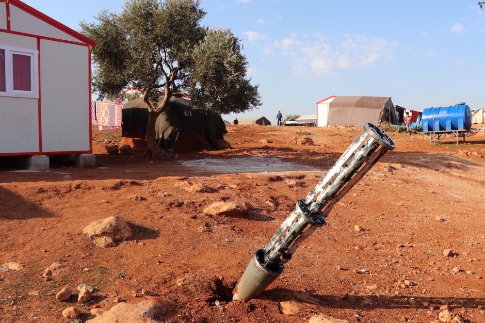 جزء صاروخ من سلسلة 9M27K يحمل قنابل عنقودية بعد إفراغ حمولته في مخيم محطة مياه كفر روحين في محافظة إدلب، شمال غرب سوريا، في 6 نوفمبر/تشرين الثاني 2022.