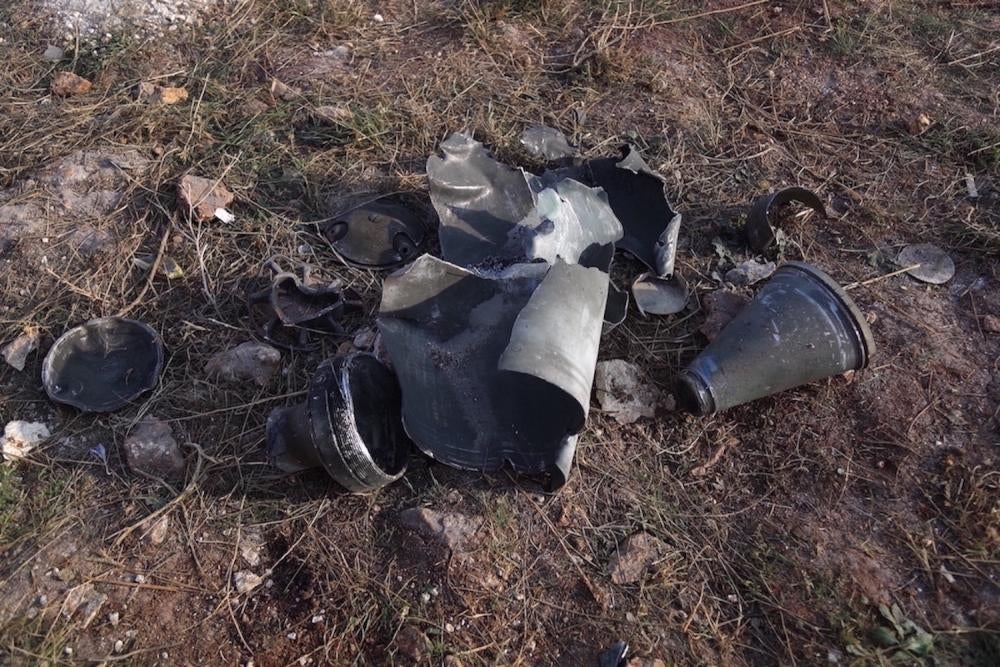 صورة تظهر بقايا صواريخ من طراز 9M27K تحمل قنابل عنقودية استخدمت في هجوم على مخيم مرام للنازحين قرب قرية كفر جالس في محافظة إدلب، شمال غربي سوريا، في 6 نوفمبر/تشرين الثاني 2022.
