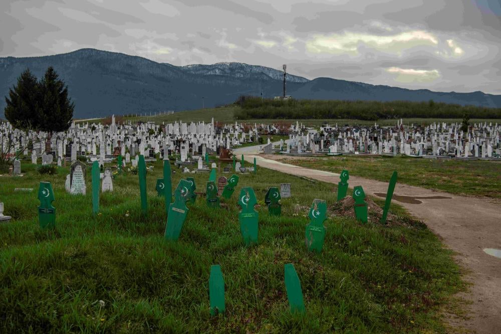 Na groblju Humci u Bihaću pokopano je više od deset migranata koji su umrli u sjeverozapadnoj Bosni i Hercegovini na putu prema Hrvatskoj. Mnogi se nalaze u grobovima s oznakom “NN lice” (neidentificirana osoba). 