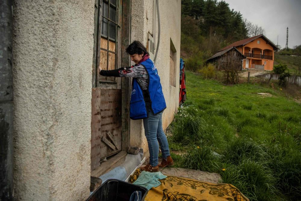 Vodja zagovorništva Jezuitske službe za begunce Roberta Nikšić, na fotografiji aprila 2023, redno obiskuje nezakonito zasedene, nenaseljene stavbe, zemljišča in druge kraje, kjer se zadržujejo prosilci za azil in migranti v severozahodni Bosni in Hercegovini. 