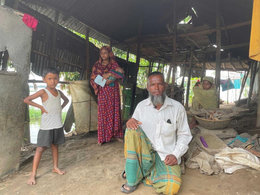 Waris Ali, un habitant de Tahirpur (district de Sunamganj) au Bangladesh, âgé de 45 ans, photographié avec des membres de sa famille dans leur domicile situé près d’une rivière. Son fils Royis Miah, 21 ans, qui avait une déficience intellectuelle et physique, s'est noyé dans les eaux de crue après être sorti pour utiliser une latrine extérieure. 
