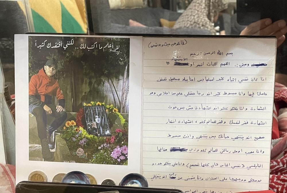 הפתק, שאדם עיאד כתב ונשא על גופו בעת שנהרג, מוצג בבית קרובי משפחה במחנה הפליטים א-דוהיישה, 5 במאי 2023 