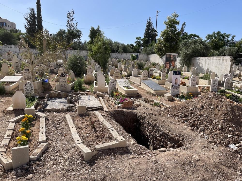 مقبرة الشهيد قرب مخيم جنين للاجئين الفلسطينيين الذين قتلتهم القوات الإسرائيلية، حيث دُفن محمود السعدي، 6 مايو/أيار 2023. لم يكن عضوا في جماعة مسلحة. قال والده: "كان ابني طالبا، وليس مقاتلا".