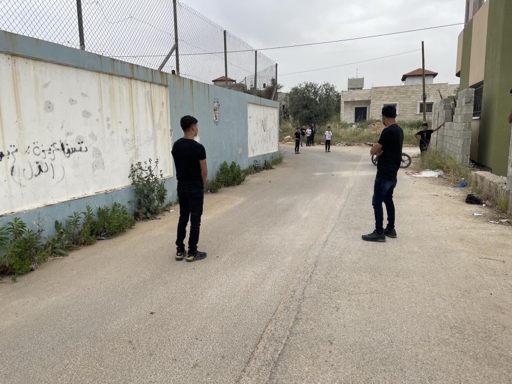 Des témoins sur la route qu’ils ont empruntée avec Mohammed al-Sleem quand des soldats israéliens leur ont tiré dessus, juste avant que ce dernier ne soit tué et que trois autres garçons ne soient blessés. Photographie prise le 6 mai 2023. 