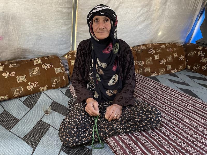 Cuando Maryam, de 68 años, huyó de su ciudad natal en el norte de Siria ocupado por Turquía en marzo de 2023, caminó a lo largo del río Khabur durante tres días hasta llegar a la ciudad de al-Hasakeh, donde finalmente se reunió con sus familiares en el campo de Washokani para desplazados internos sirios, gobernación de al-Hasakeh, Siria, mayo de 2023. 