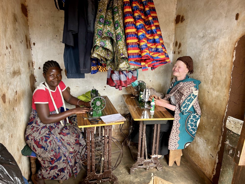 Chinsisi Gama (à droite), une Malawienne atteinte d’albinisme âgé de 30 ans, habitante de Dowa.