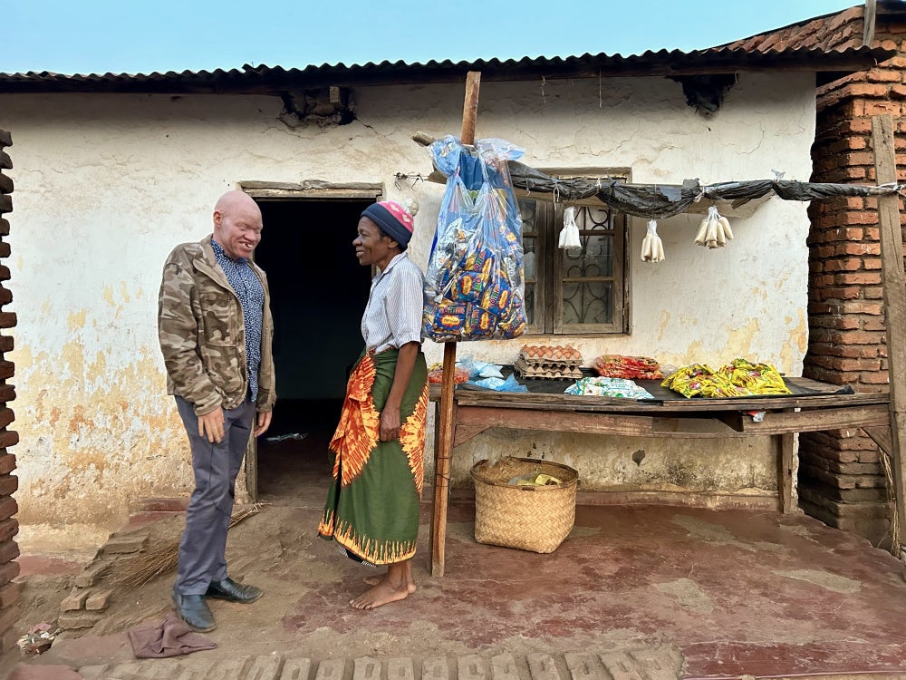 Adson B. et sa mère, Kerina, devant leur maison à Dowa, au Malawi. 