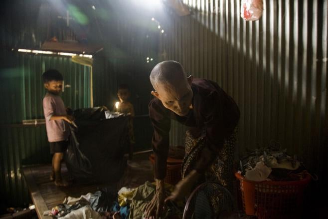 洋書 Aid dependence in Cambodia Aid Dependence in Cambodia | Columbia University Press