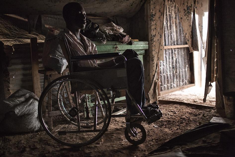 Ambroise, un jeune homme paralysé des deux jambes depuis l’âge de 14 ans, dans le camp de M’Poko, lieu de refuge pour des milliers de personnes déplacées par le conflit en République centrafricaine, dans la banlieue de Bangui.