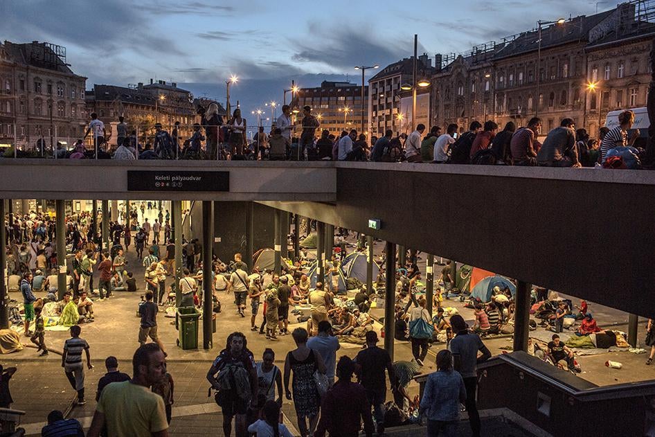 Le 2 septembre 2015, à la gare Keleti à Budapest, en Hongrie, de nombreux réfugiés et demandeurs d'asile étrangers, dont certains ont installé des tentes, attendent de pouvoir prendre un train à destination de l'Allemagne.