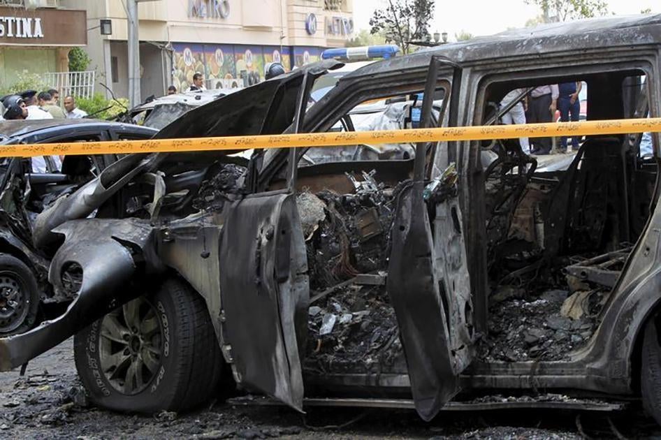 سيارة تضررت نتيجة هجوم بسيارة مفخخة استهدف موكب النائب العام المصري هشام بركات تظهر في هذه الصورة في القاهرة بتاريخ 29 يونيو/حزيران 2015