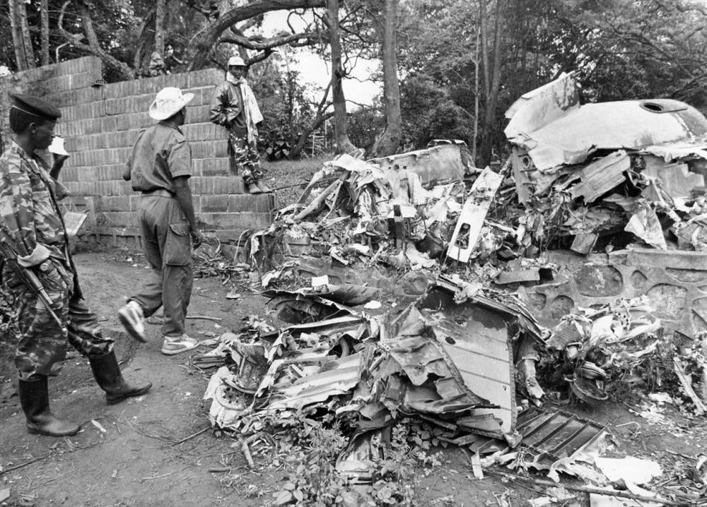 Des soldats du groupe rebelle du Front patriotique rwandais inspectent les débris de l’avion abattu le 6 avril 1994, tuant le président rwandais Juvénal Habyarimana et le président burundais Cyprien Ntaryamira. L’attentat contre l’avion a déclenché le gén