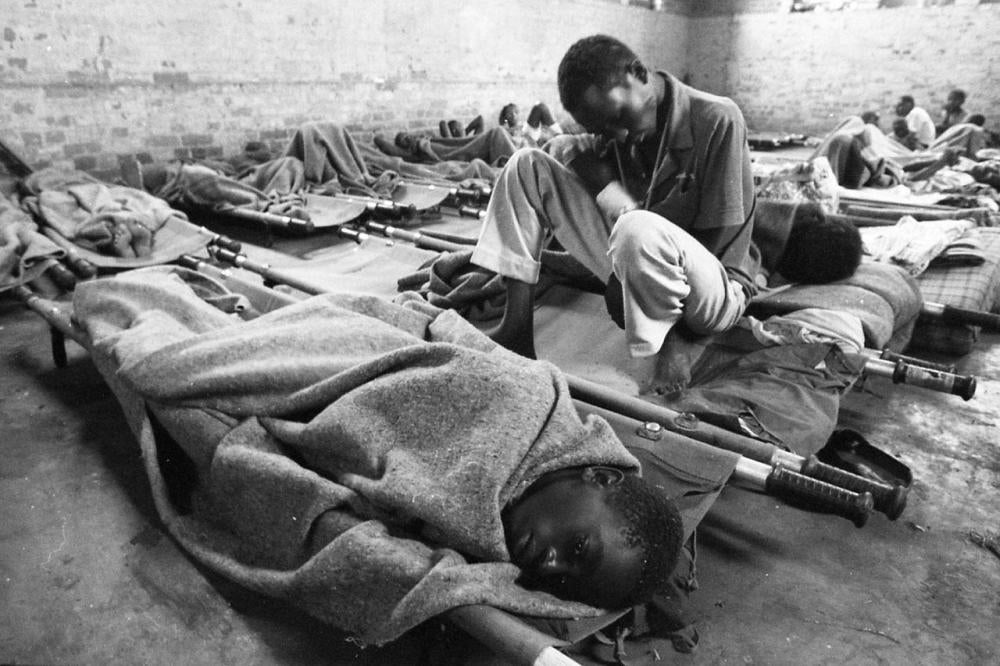 Des civils blessés pendant le génocide se rétablissent dans un hôpital de fortune dans l’église de la Sainte-Famille, à Kigali, au Rwanda.