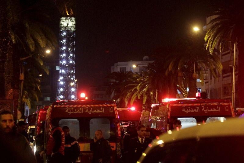 Des policiers et des ambulances sur les lieux de l’attentat meurtrier commis contre un bus de la garde présidentielle à Tunis, 24 novembre 2015.