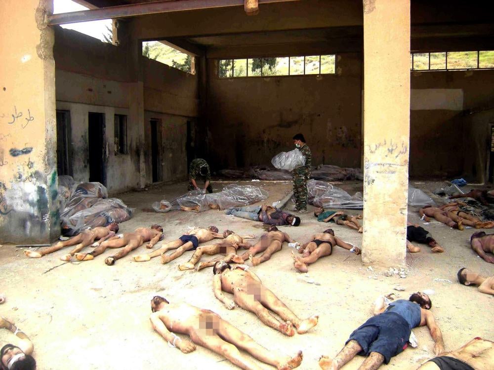 Les corps de plusieurs détenus décédés, gisant dans le garage de l'hôpital militaire 601 dans le quartier de Mezze, à Damas (Syrie).