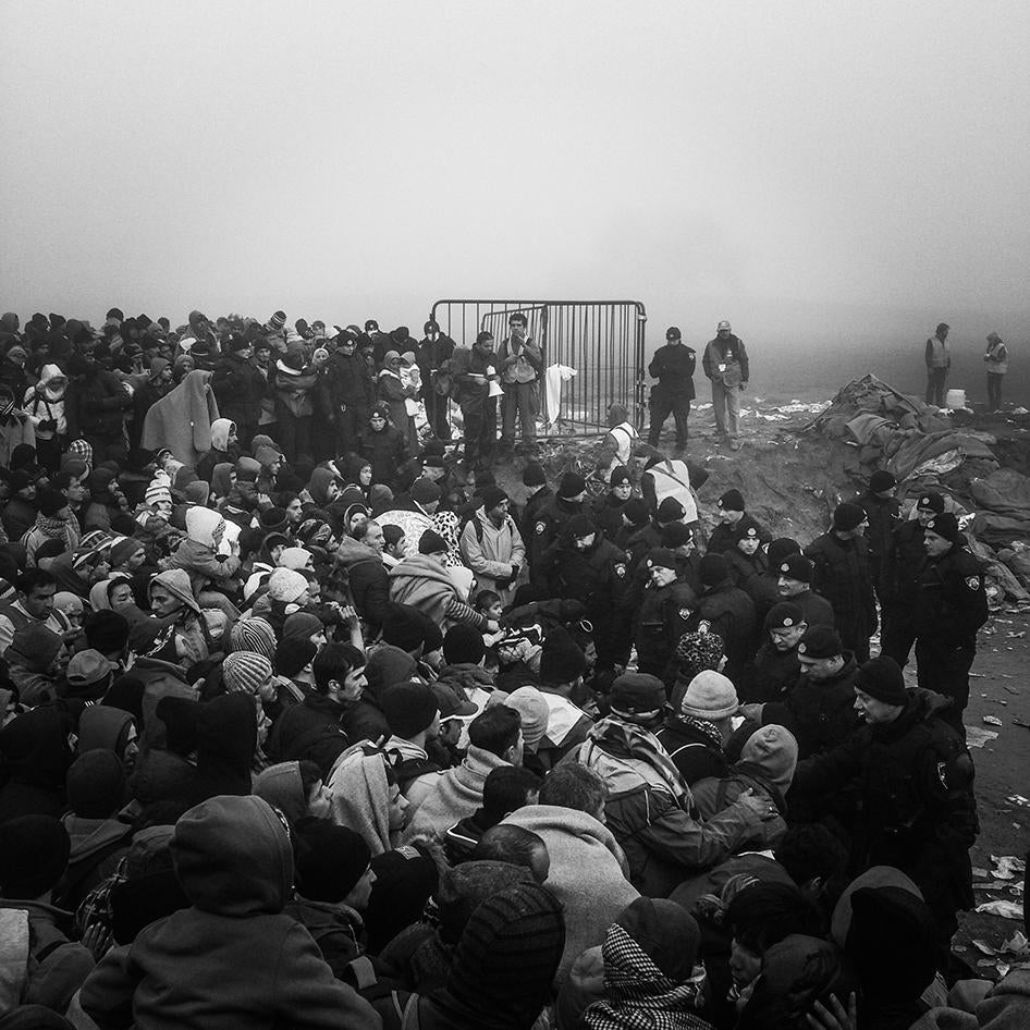 Une foule de migrants et de demandeurs d'asile attend de pouvoir traverser la frontière entre la Serbie et la Croatie, devant le poste-frontière de Berkasovo (nord-ouest de la Serbie), le 23 octobre 2015.